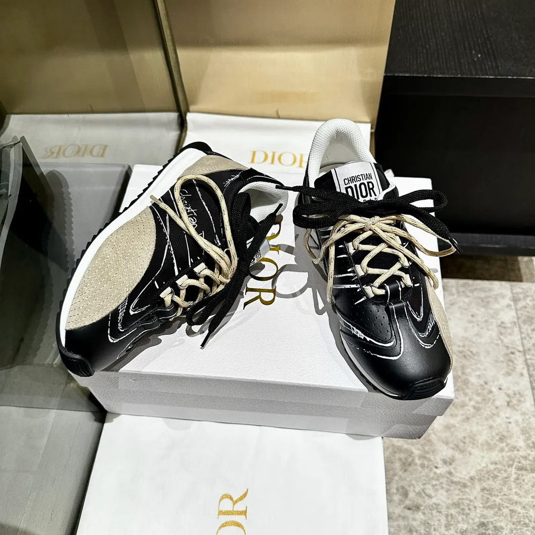 👟👟Ex-factory price 560👟👟 2025, new series, this Dior, C'est sneaker shows eye-catching and fashionable style. Carefully crafted, the 3D printed design of the upper is super fashionable, and the details also add a touch of elegance. The lightweight two-tone sole offers exceptional comfort and sporty style. Can add a stylish touch to any casual look. The tongue and sole are decorated with the Christian Paris logo, and the cowhide design is styled. Women's size 35-40